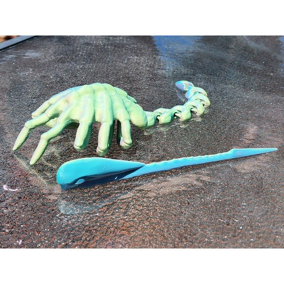 3D Printed Alien Facehugger Hair Pin – Xenomorph Head Pin – Sci-Fi Cosplay Prop - Picture 6 of 13